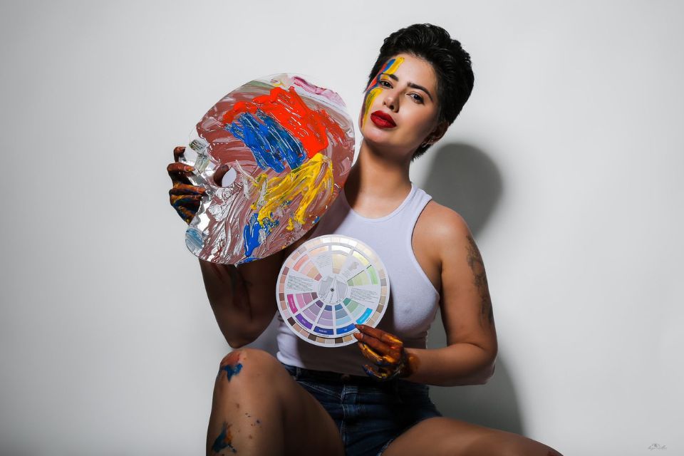 Sara Veiga with color palette and chromatic circle